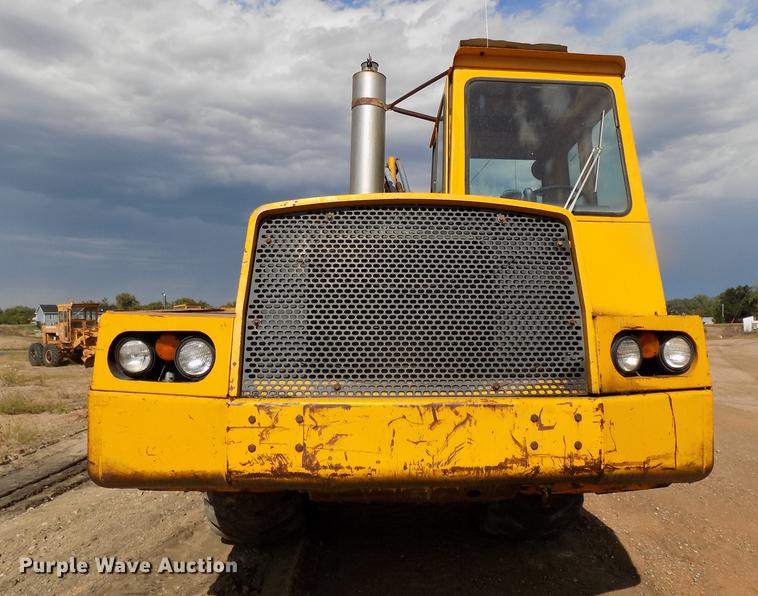 image for item DB8583 1974 John Deere 860A elevating scraper