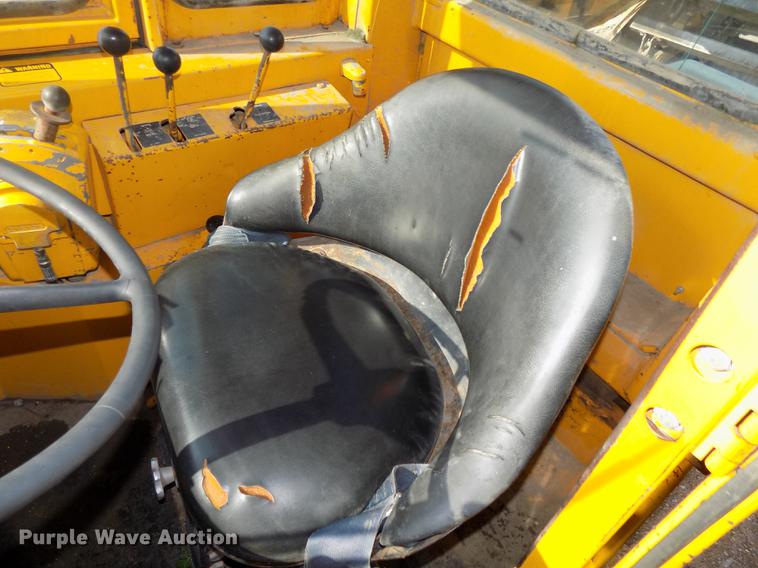 image for item DB8583 1974 John Deere 860A elevating scraper