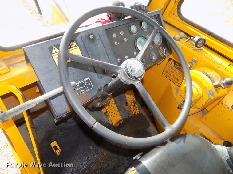 image for item DB8583 1974 John Deere 860A elevating scraper