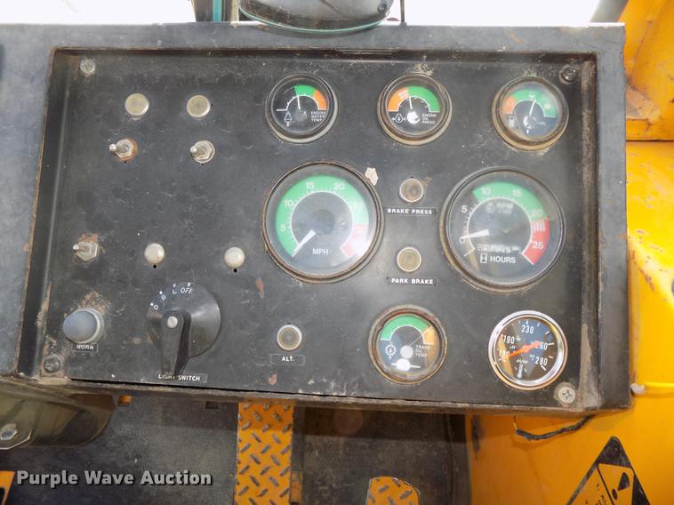 image for item DB8583 1974 John Deere 860A elevating scraper