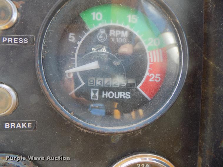 image for item DB8583 1974 John Deere 860A elevating scraper