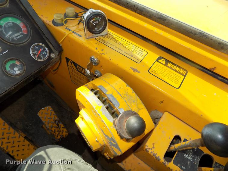 image for item DB8583 1974 John Deere 860A elevating scraper