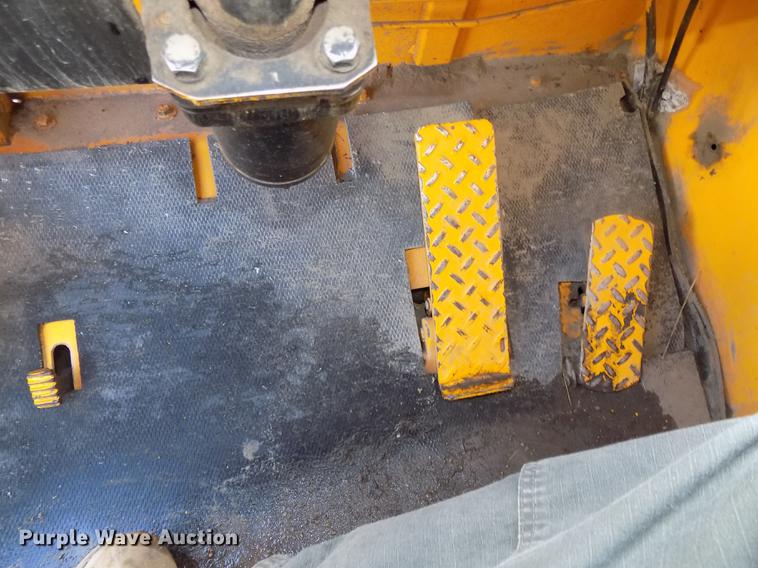 image for item DB8583 1974 John Deere 860A elevating scraper