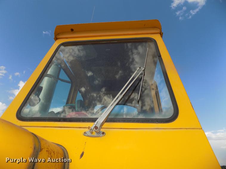 image for item DB8583 1974 John Deere 860A elevating scraper