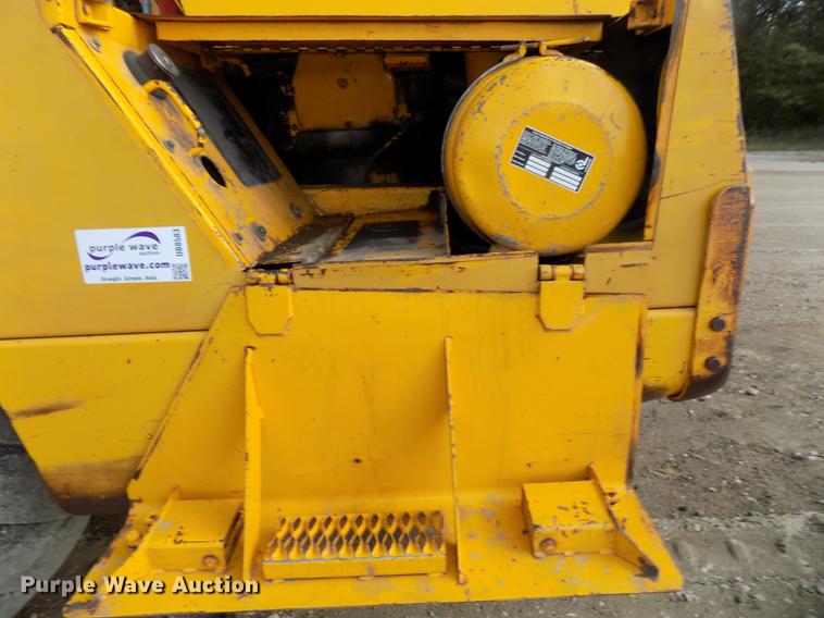 image for item DB8583 1974 John Deere 860A elevating scraper