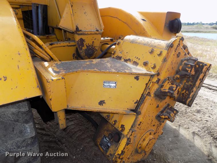 image for item DB8583 1974 John Deere 860A elevating scraper