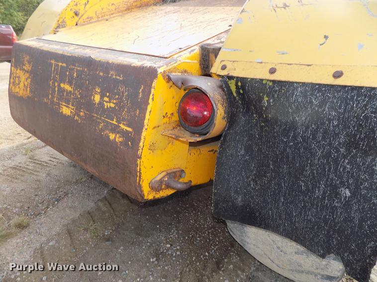 image for item DB8583 1974 John Deere 860A elevating scraper