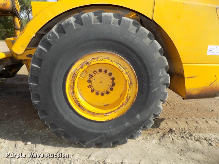 image for item DB8583 1974 John Deere 860A elevating scraper