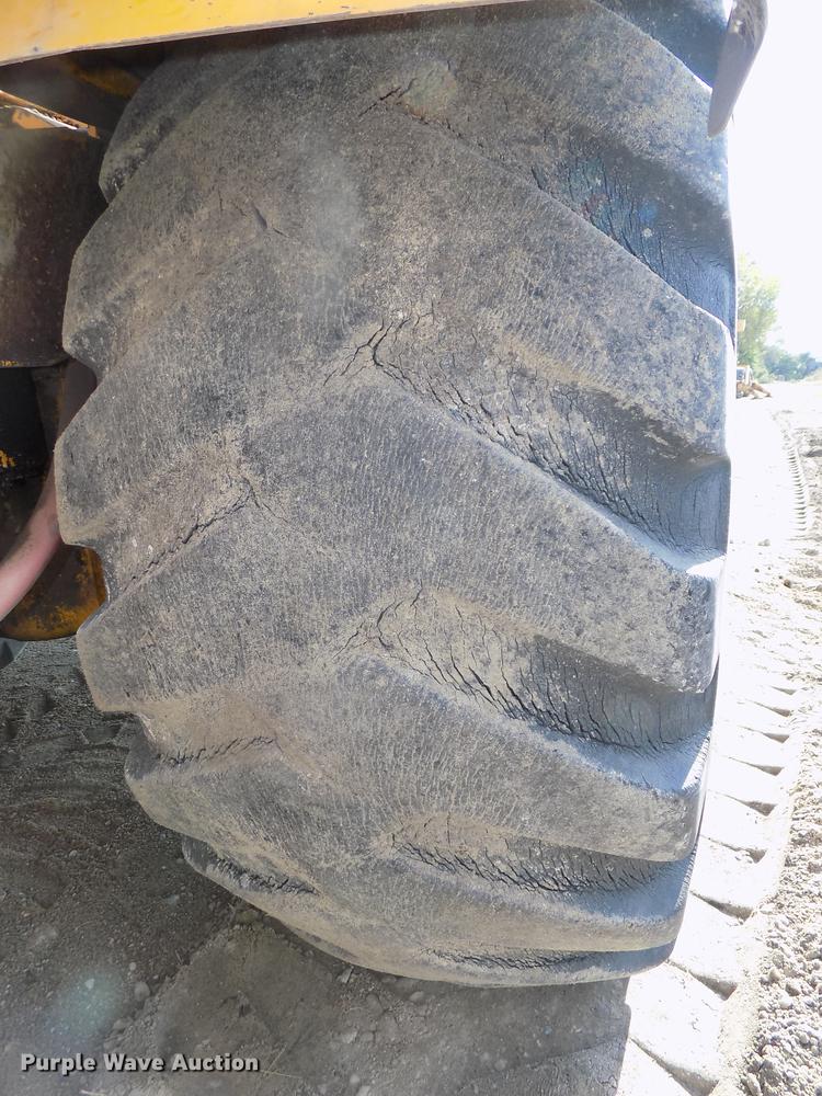 image for item DB8583 1974 John Deere 860A elevating scraper