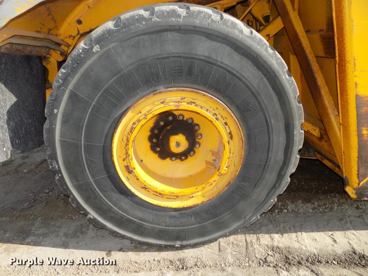 image for item DB8583 1974 John Deere 860A elevating scraper