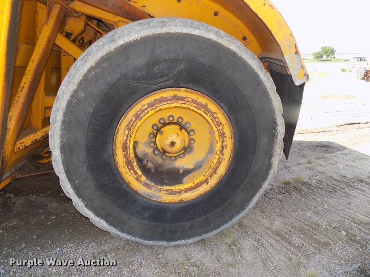 image for item DB8583 1974 John Deere 860A elevating scraper