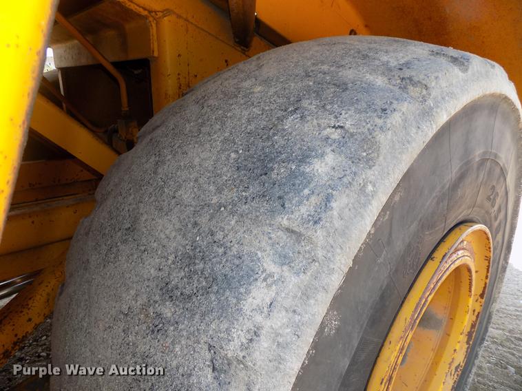 image for item DB8583 1974 John Deere 860A elevating scraper