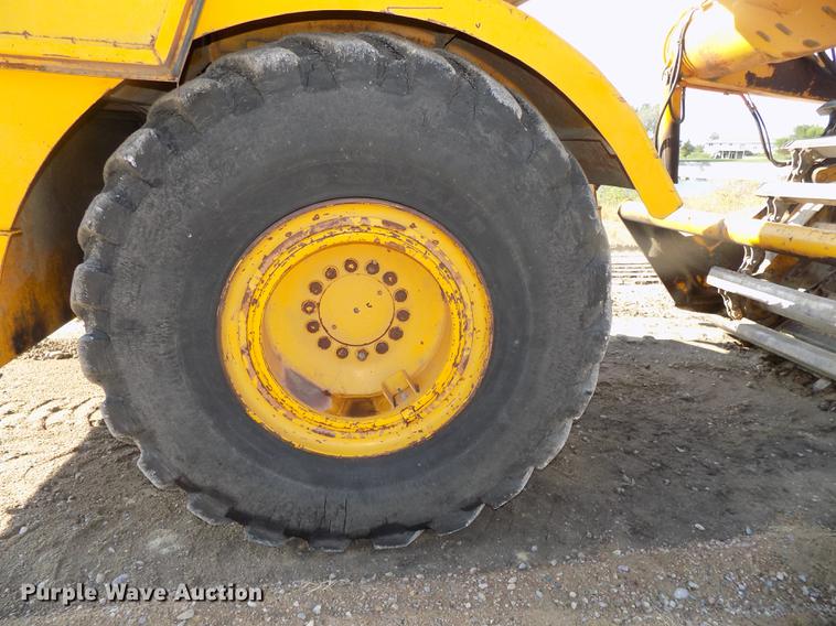 image for item DB8583 1974 John Deere 860A elevating scraper