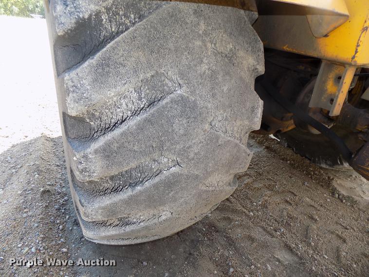 image for item DB8583 1974 John Deere 860A elevating scraper