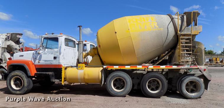 image for item DB8609 1991 Ford LT9000 ready mix truck