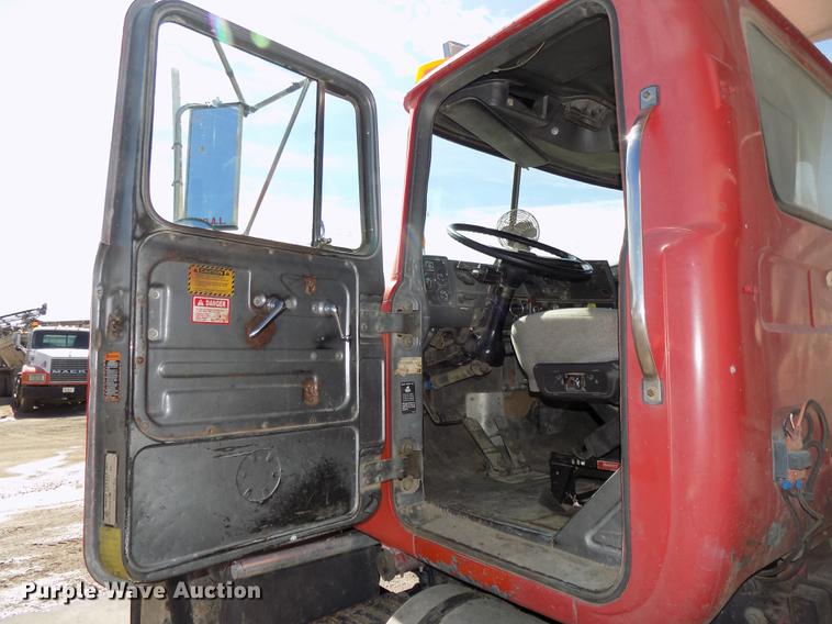 image for item DB8610 1991 Mack RD690S dump truck