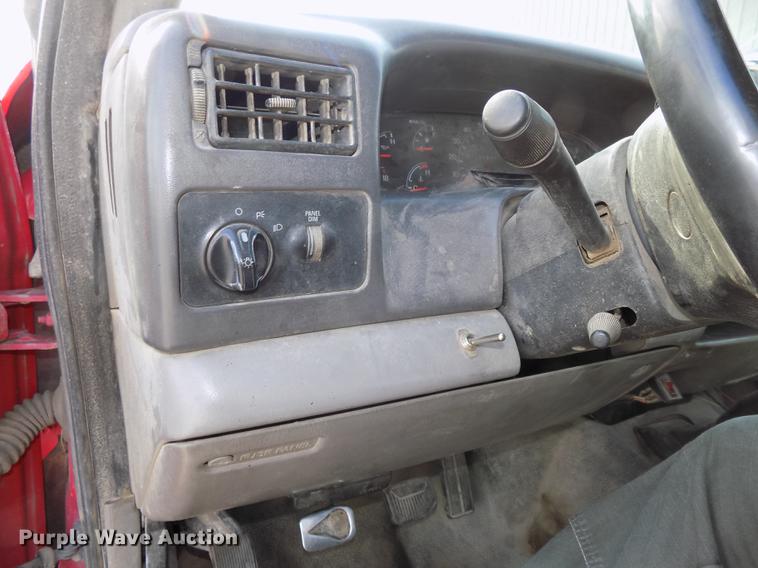 image for item DB8611 2000 Ford F550 Super Duty service truck with crane