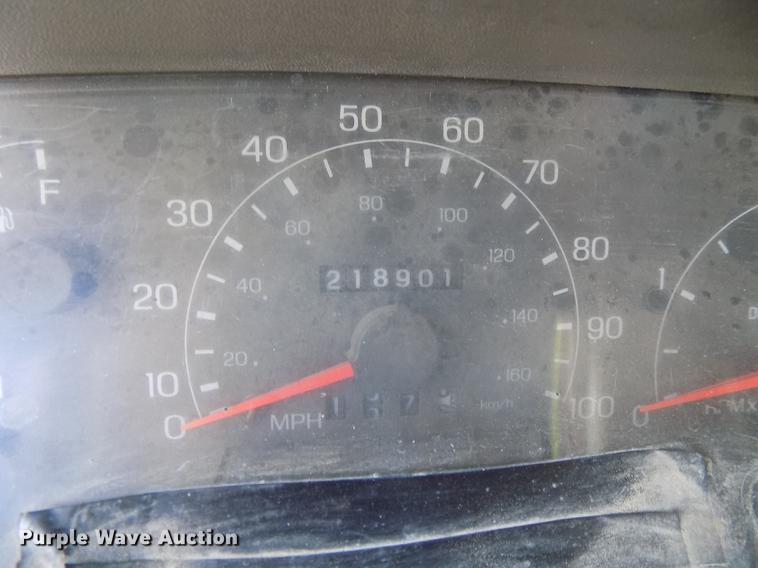 image for item DB8611 2000 Ford F550 Super Duty service truck with crane