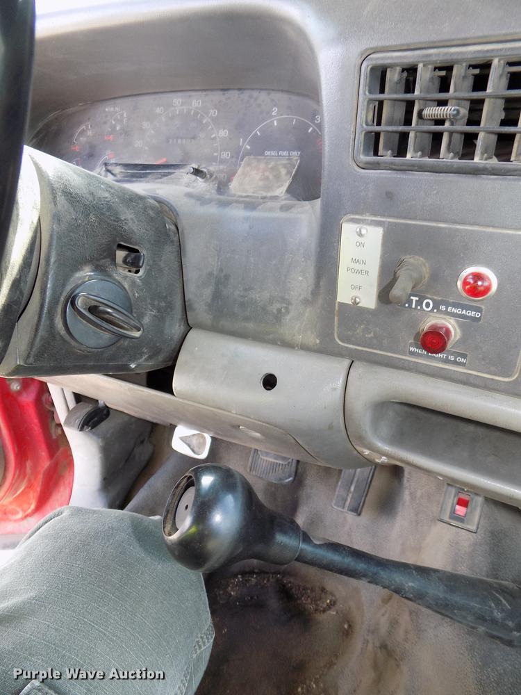 image for item DB8611 2000 Ford F550 Super Duty service truck with crane