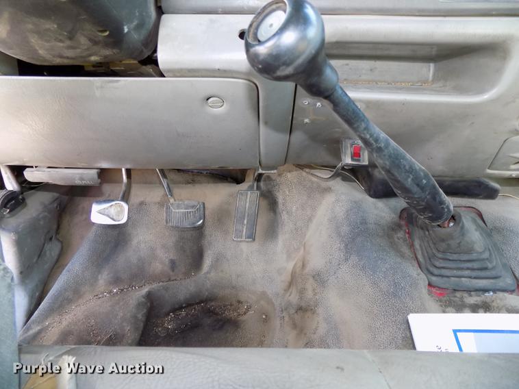 image for item DB8611 2000 Ford F550 Super Duty service truck with crane