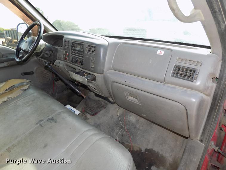 image for item DB8611 2000 Ford F550 Super Duty service truck with crane