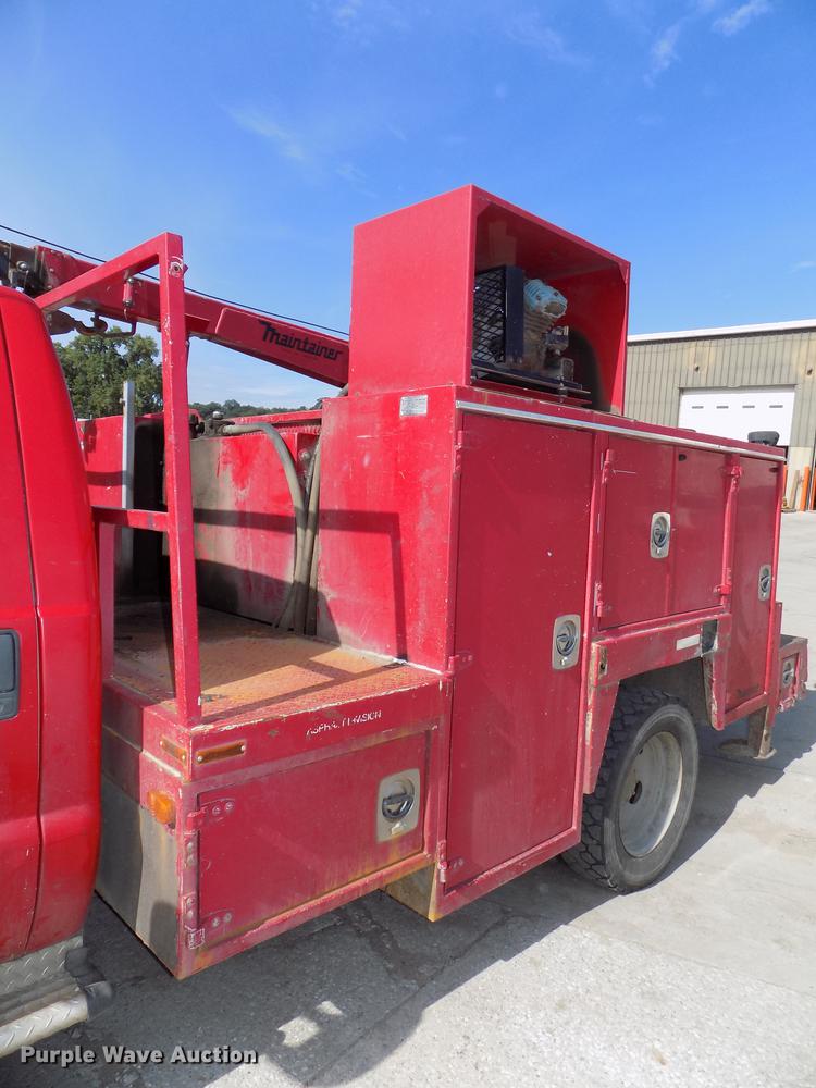 image for item DB8611 2000 Ford F550 Super Duty service truck with crane