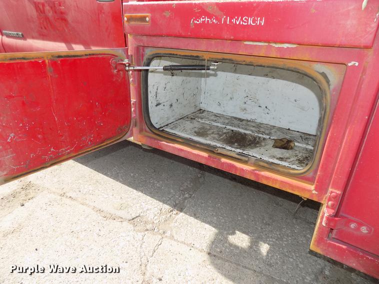 image for item DB8611 2000 Ford F550 Super Duty service truck with crane