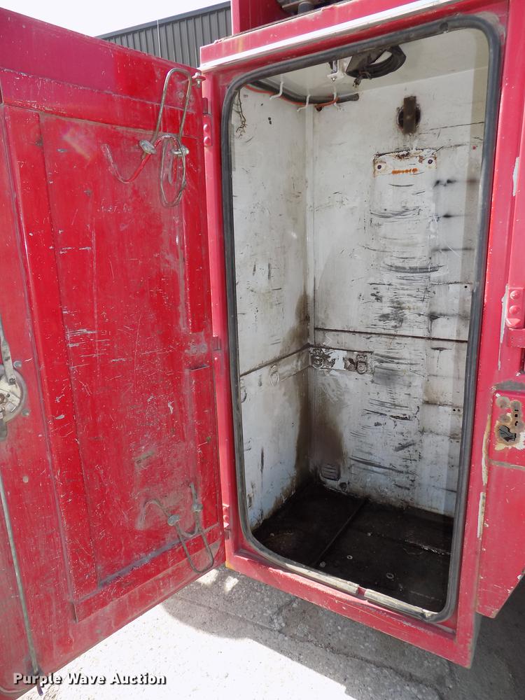 image for item DB8611 2000 Ford F550 Super Duty service truck with crane