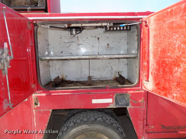 image for item DB8611 2000 Ford F550 Super Duty service truck with crane