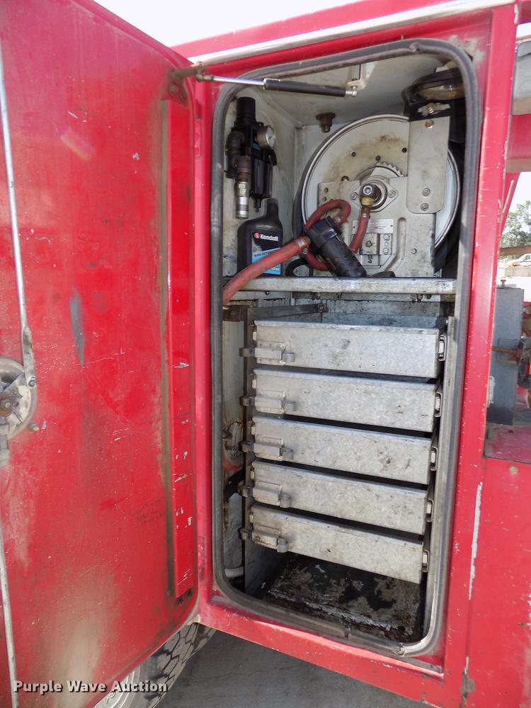 image for item DB8611 2000 Ford F550 Super Duty service truck with crane