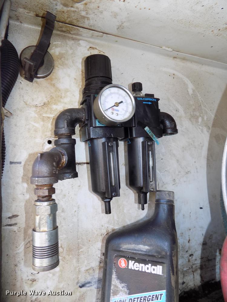 image for item DB8611 2000 Ford F550 Super Duty service truck with crane