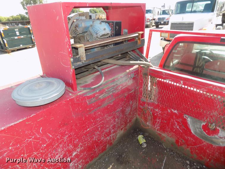 image for item DB8611 2000 Ford F550 Super Duty service truck with crane