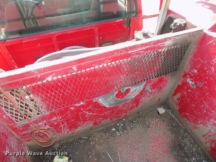 image for item DB8611 2000 Ford F550 Super Duty service truck with crane