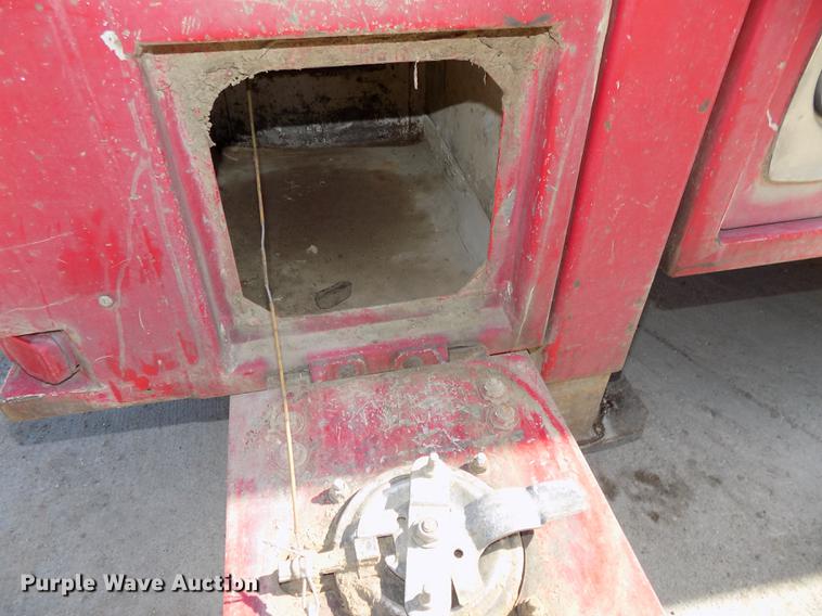 image for item DB8611 2000 Ford F550 Super Duty service truck with crane