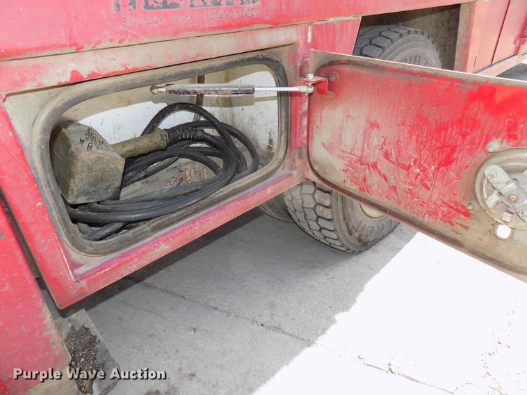 image for item DB8611 2000 Ford F550 Super Duty service truck with crane