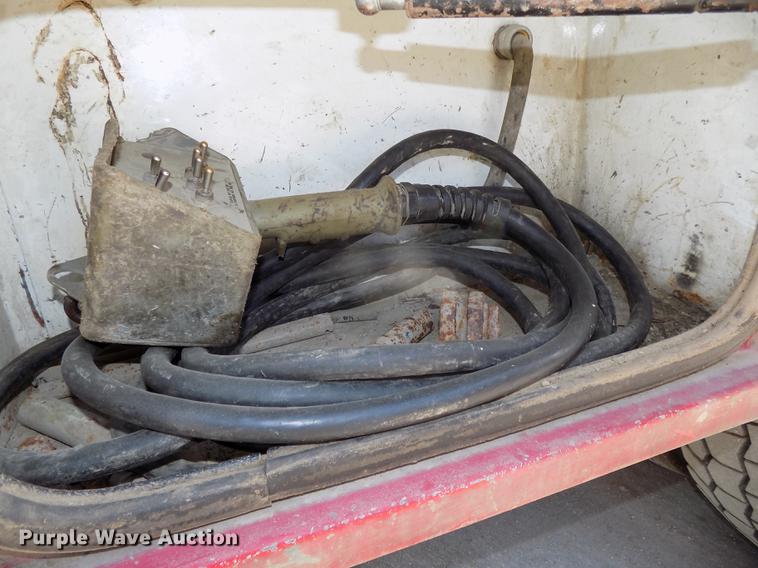 image for item DB8611 2000 Ford F550 Super Duty service truck with crane