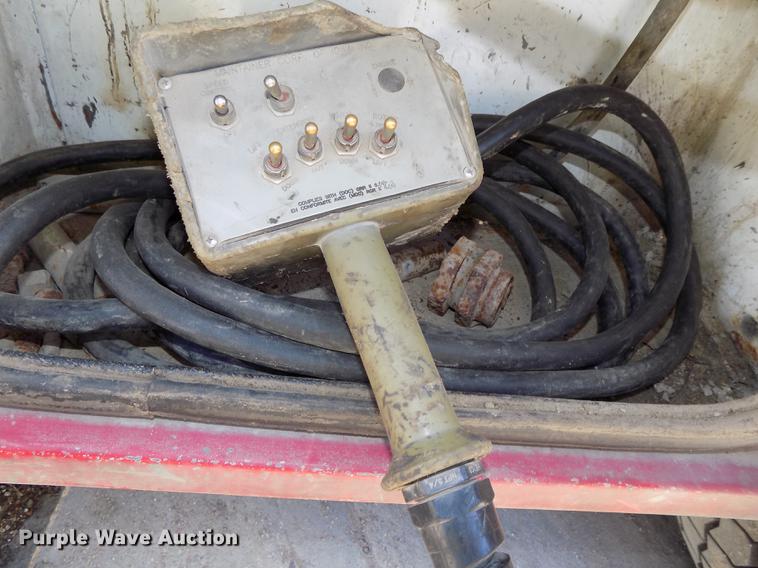 image for item DB8611 2000 Ford F550 Super Duty service truck with crane