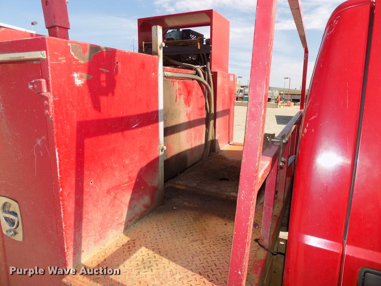image for item DB8611 2000 Ford F550 Super Duty service truck with crane