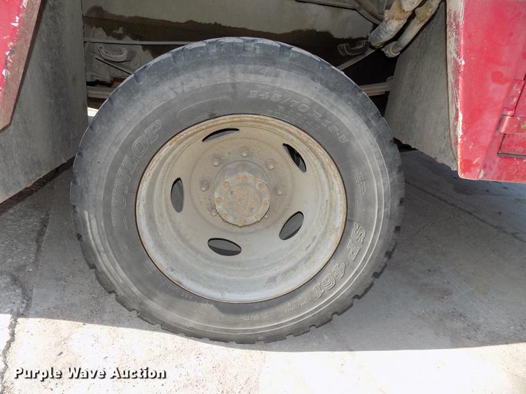 image for item DB8611 2000 Ford F550 Super Duty service truck with crane