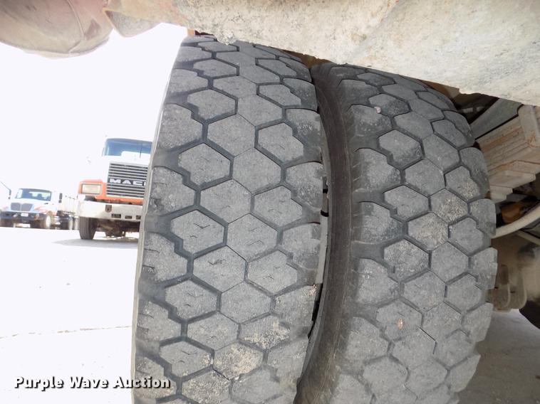 image for item DB8611 2000 Ford F550 Super Duty service truck with crane