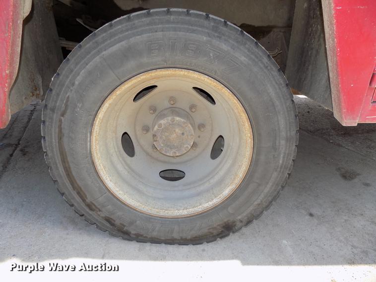 image for item DB8611 2000 Ford F550 Super Duty service truck with crane