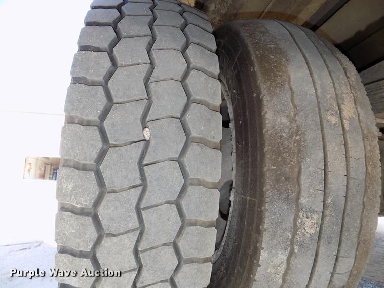 image for item DB8611 2000 Ford F550 Super Duty service truck with crane