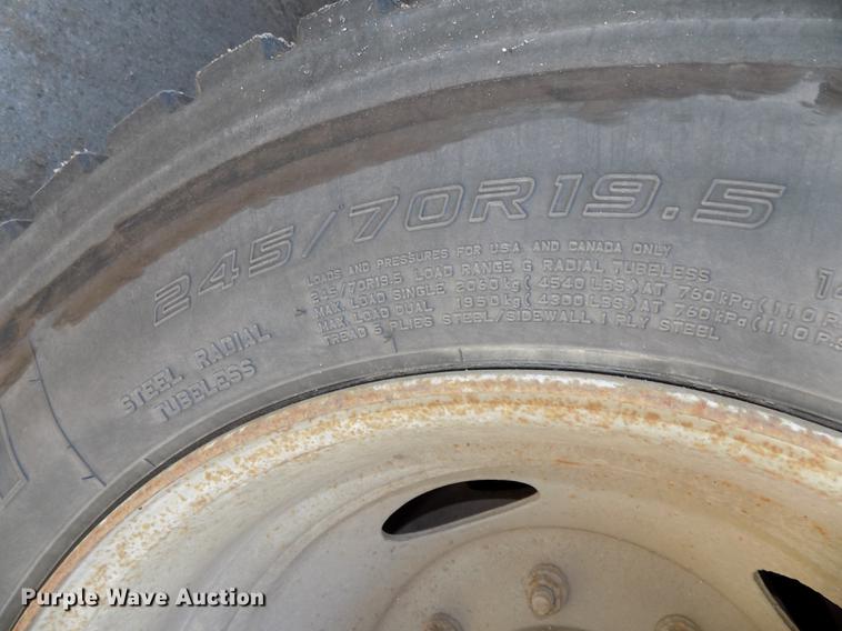 image for item DB8611 2000 Ford F550 Super Duty service truck with crane