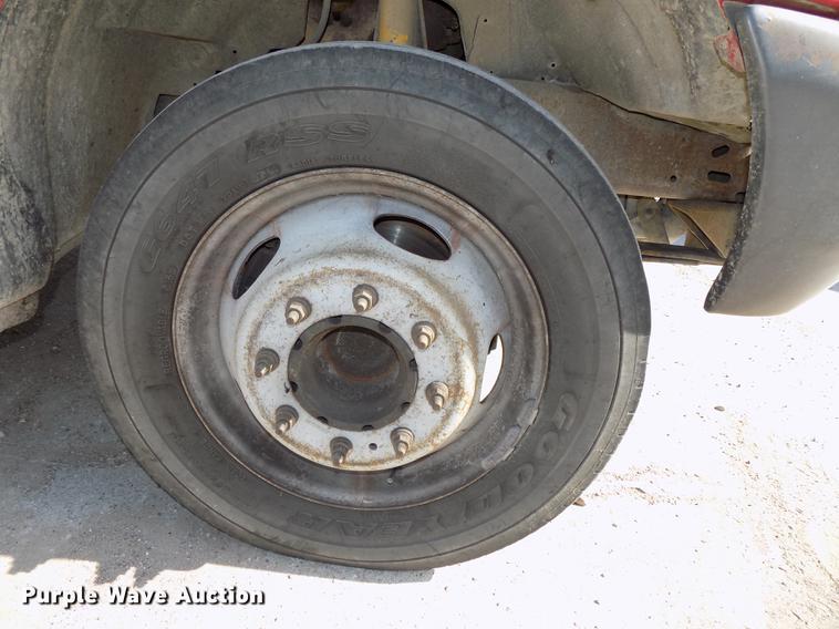 image for item DB8611 2000 Ford F550 Super Duty service truck with crane