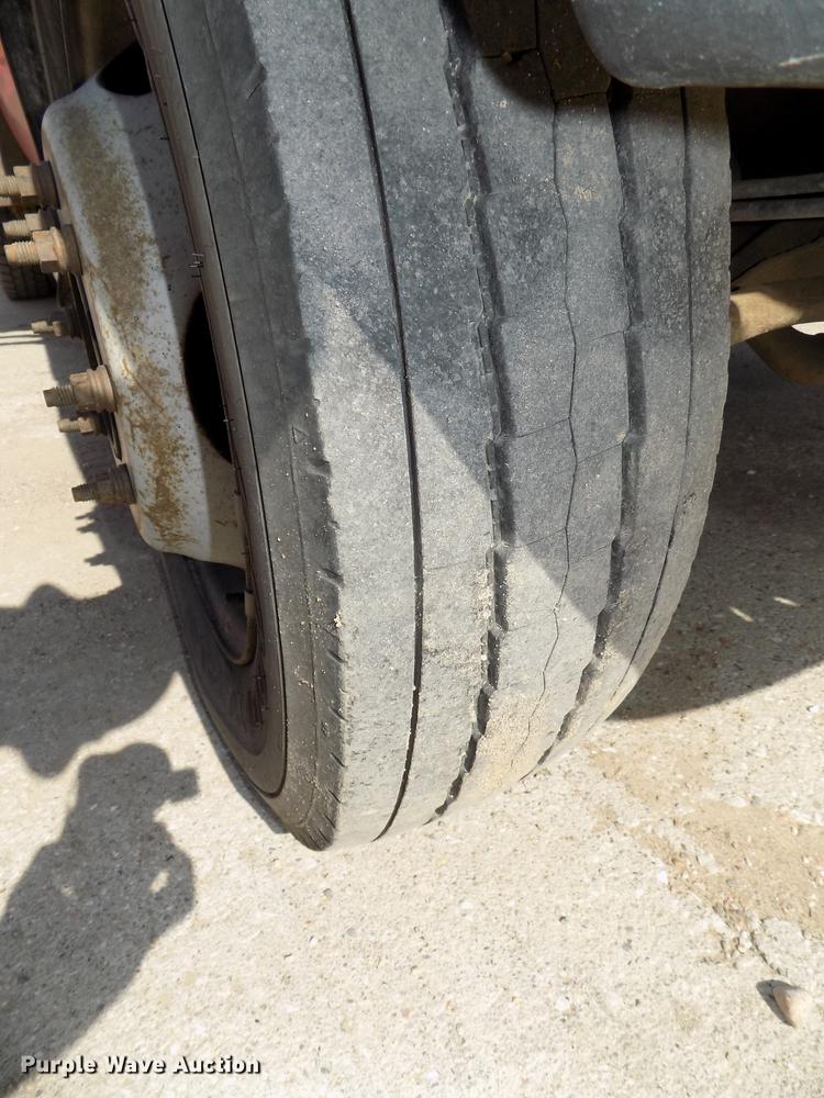 image for item DB8611 2000 Ford F550 Super Duty service truck with crane