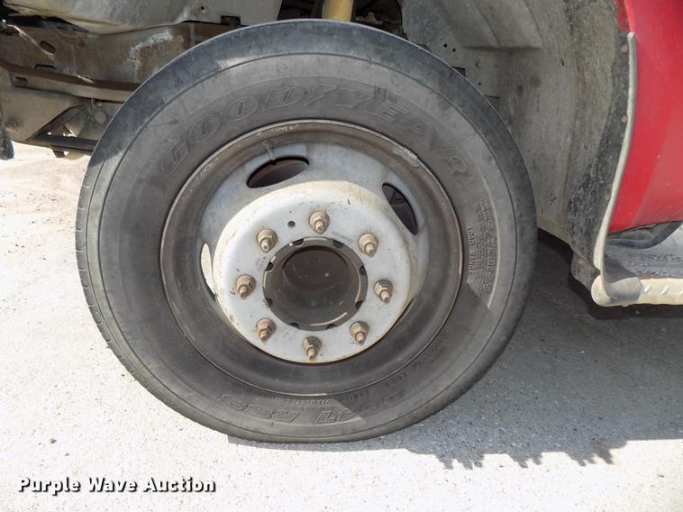 image for item DB8611 2000 Ford F550 Super Duty service truck with crane