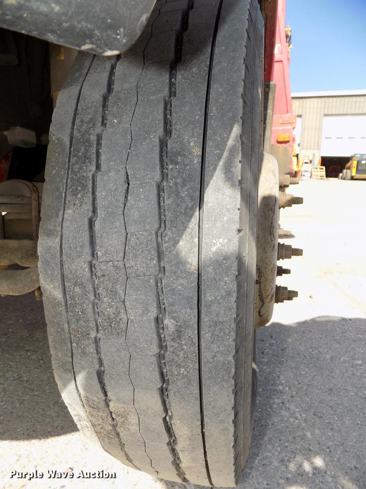 image for item DB8611 2000 Ford F550 Super Duty service truck with crane