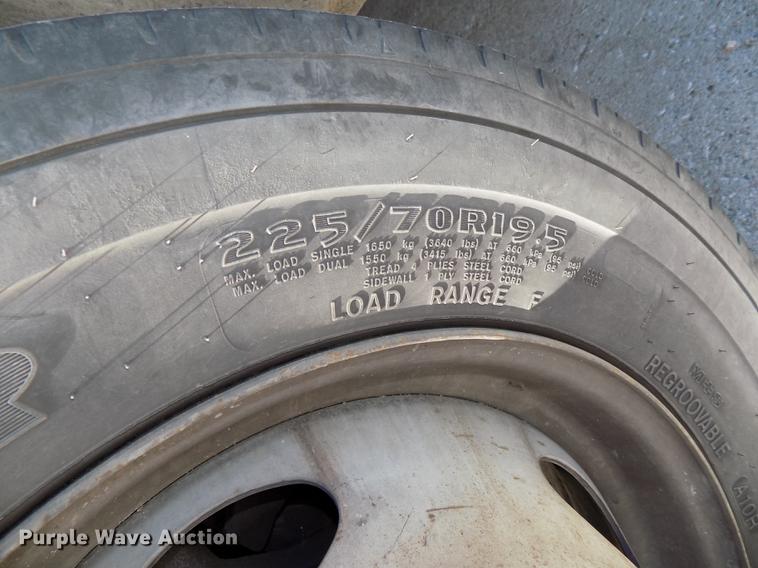 image for item DB8611 2000 Ford F550 Super Duty service truck with crane