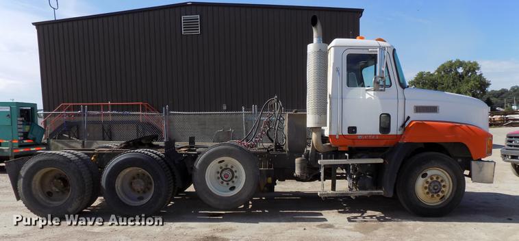 image for item DB8612 1995 Mack CH613 semi truck