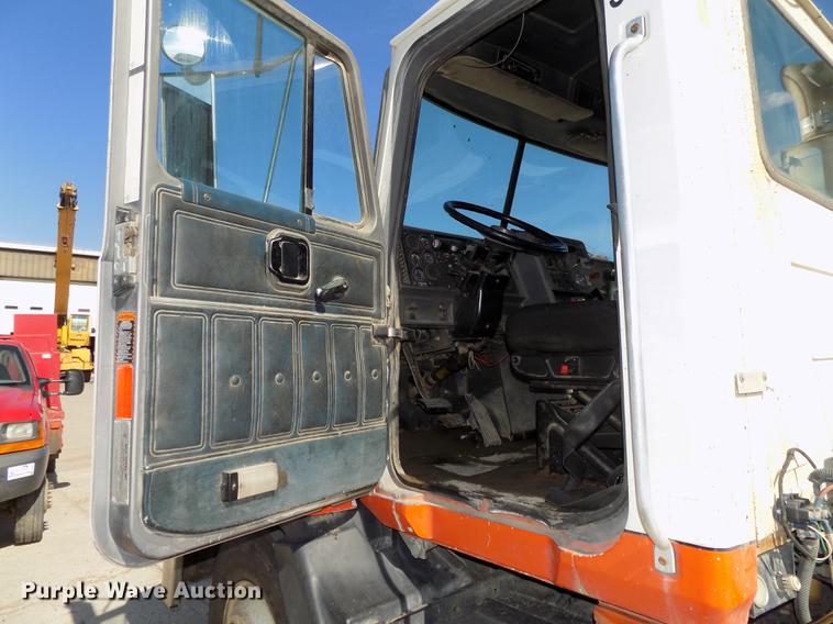 image for item DB8612 1995 Mack CH613 semi truck